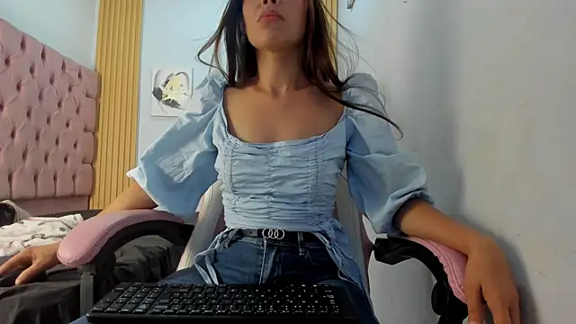 Snapshot of Naomis_35 chatting on 11.26.25 Naomis 35 online show from 11.26.25