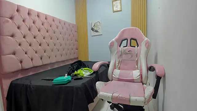 Snapshot of Naomis_35 chatting on 12.02.25 Naomis 35 online show from 12.02.25