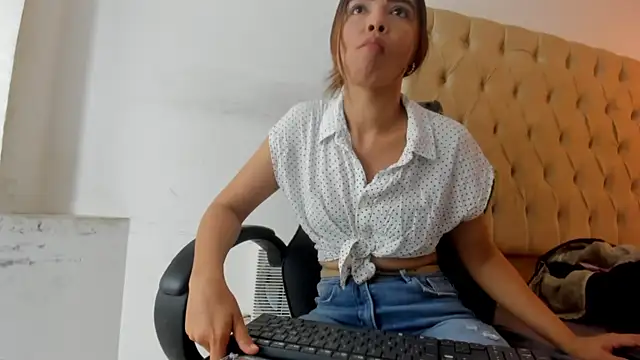 Snapshot of Naomis_35 chatting on 12.16.25 Naomis 35 online show from 12.16.25