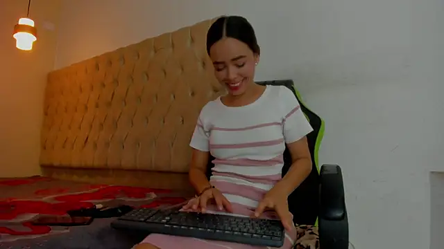 Snapshot of Naomis_35 chatting on 01.15.26 Naomis 35 online show from 01.15.26