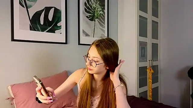 Snapshot of blissence chatting on 11.12.25 blissence online show from 11.12.25