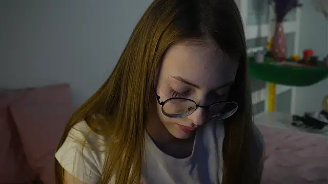 Snapshot of blissence chatting on 11.18.25 blissence online show from 11.18.25