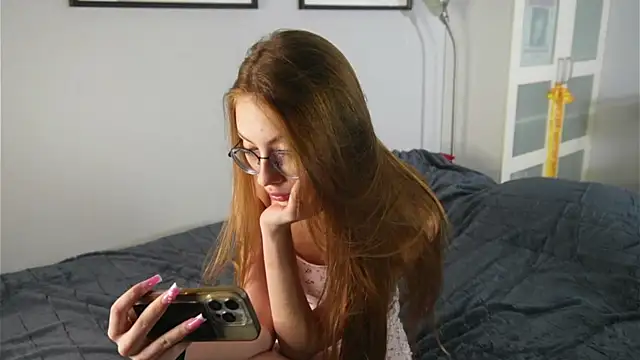 Snapshot of blissence chatting on 11.27.25 blissence online show from 11.27.25