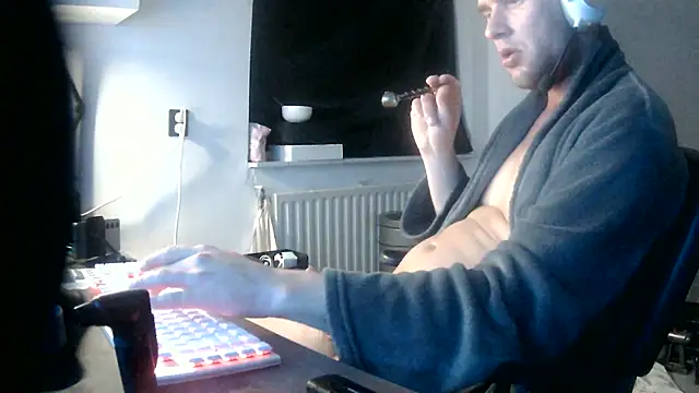 Snapshot of monty19cm chatting on 04.18.26 monty19cm online show from 04.18.26