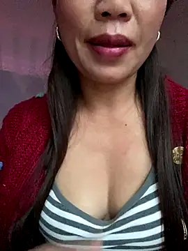 Snapshot of Milky-milk chatting on 12.13.25 Milky-milk online show from 12.13.25