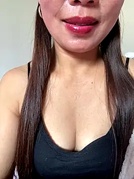 Snapshot of Milky-milk chatting on 12.22.25 Milky-milk online show from 12.22.25