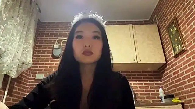 Snapshot of EmmaLeexth chatting on 11.18.25 EmmaLeexth online show from 11.18.25