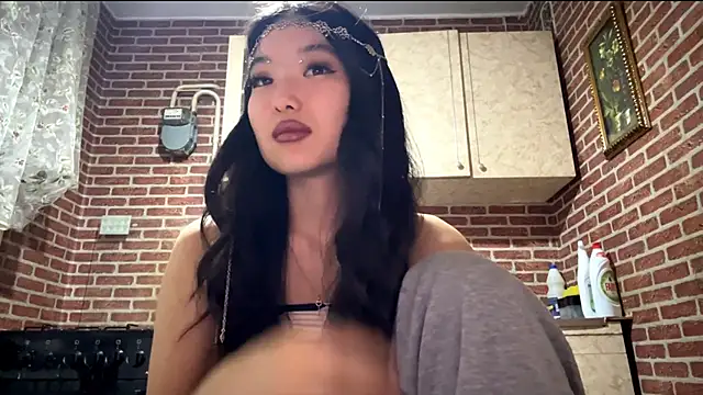 Snapshot of EmmaLeexth chatting on 12.21.25 EmmaLeexth online show from 12.21.25