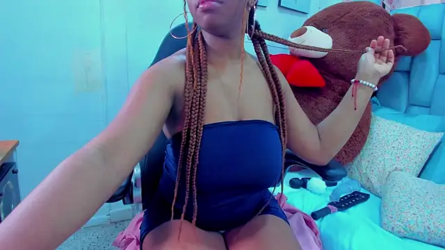 Snapshot of hazellanee chatting on 11.12.25 hazellanee online show from 11.12.25