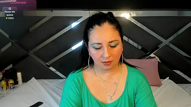 Snapshot of AgataThompson_ chatting on 12.02.25 AgataThompson online show from 12.02.25