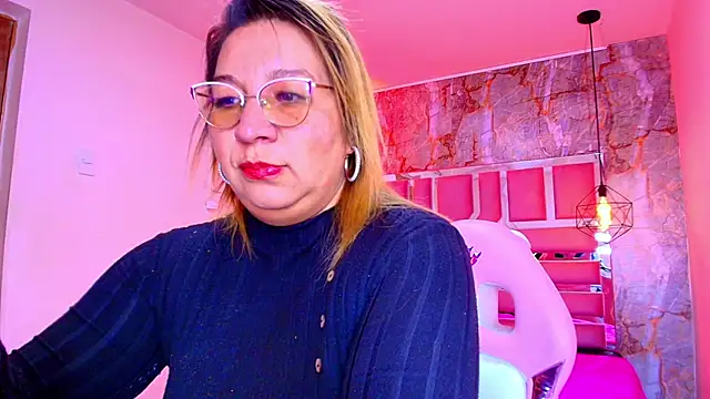 Snapshot of MaylinRosse_ chatting on 12.15.25 MaylinRosse online show from 12.15.25