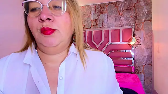 Snapshot of MaylinRosse_ chatting on 02.18.26 MaylinRosse online show from 02.18.26