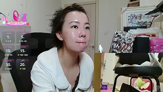 Snapshot of sallycui chatting on 10.28.25 sallycui online show from 10.28.25