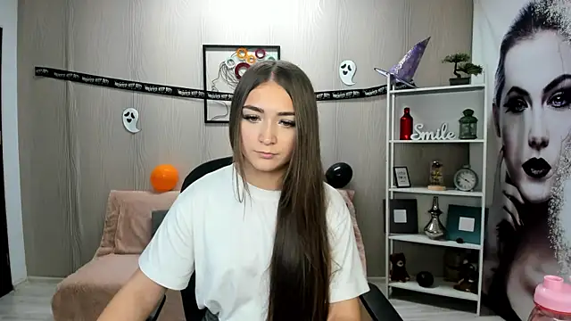 Snapshot of EllaClarke chatting on 10.31.25 EllaClarke online show from 10.31.25