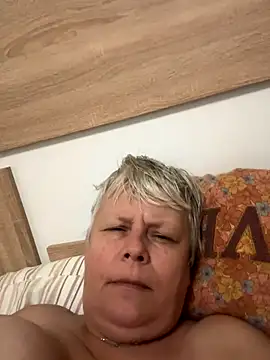 Snapshot of VyC7564 chatting on 10.04.25 VyC7564 online show from 10.04.25