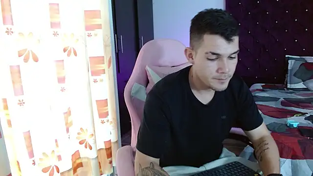 BooyHott  online show from 11.21.25