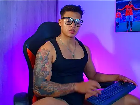 Snapshot of evan_greey chatting on 10.09.25 evan greey online show from 10.09.25