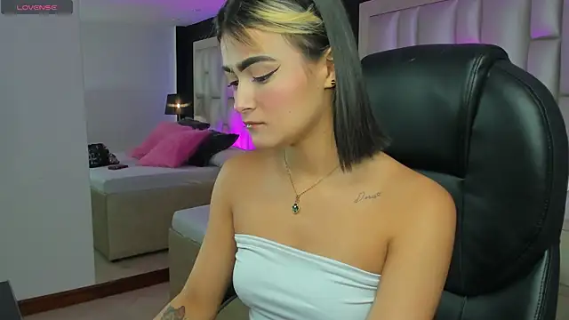 LuisaJonnes  online show from 11.18.25