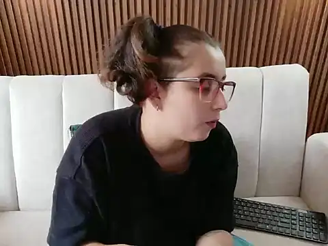 Snapshot of dirty_feelena chatting on 12.13.25 dirty feelena online show from 12.13.25