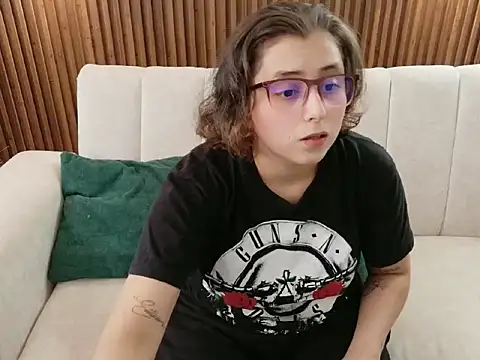 Snapshot of dirty_feelena chatting on 12.22.25 dirty feelena online show from 12.22.25