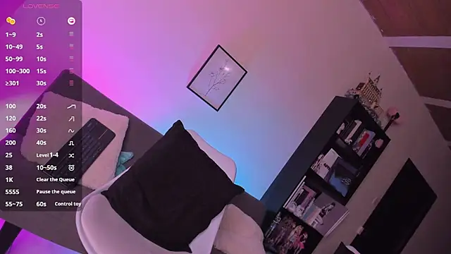 Snapshot of QueenAri_ chatting on 10.08.25 QueenAri online show from 10.08.25