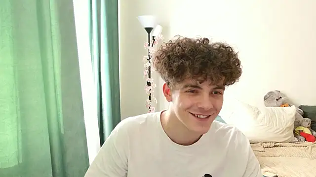 Snapshot of dreamgonetan chatting on 09.22.25 dreamgonetan online show from 09.22.25