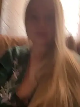 Snapshot of B_i_r_d_i_e chatting on 09.28.25 B i r d i e online show from 09.28.25