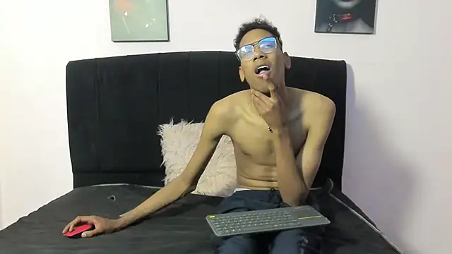 Snapshot of AliciaandSowi chatting on 10.02.25 AliciaandSowi online show from 10.02.25