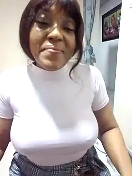 Snapshot of SONDRADAYAN chatting on 09.29.25 SONDRADAYAN online show from 09.29.25