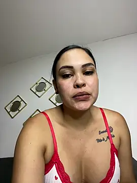 Snapshot of FOX_LATINA chatting on 06.28.26 FOX LATINA online show from 06.28.26