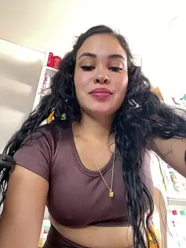 Snapshot of FOX_LATINA chatting on 07.17.26 FOX LATINA online show from 07.17.26