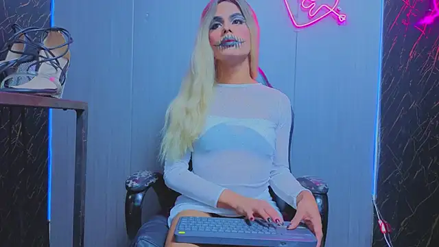 Snapshot of antonella_sexidoll chatting on 10.18.25 antonella sexidoll online show from 10.18.25
