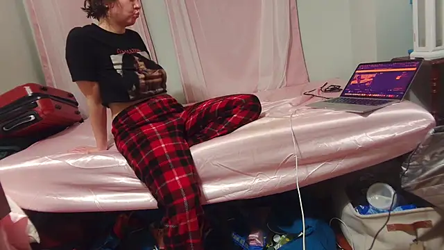 Snapshot of dancerbb chatting on 12.23.25 dancerbb online show from 12.23.25