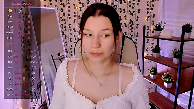 Snapshot of LinaBlossom_ chatting on 05.19.26 LinaBlossom online show from 05.19.26