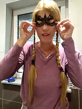 Snapshot of Naughty-Layla chatting on 10.04.25 Naughty-Layla online show from 10.04.25
