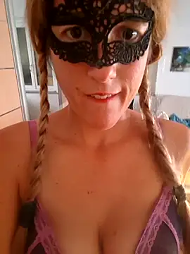 Snapshot of Naughty-Layla chatting on 10.04.25 Naughty-Layla online show from 10.04.25