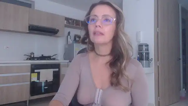 Snapshot of LovePaula chatting on 12.15.25 LovePaula online show from 12.15.25
