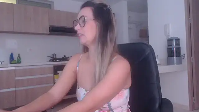 Snapshot of LovePaula chatting on 03.29.26 LovePaula online show from 03.29.26