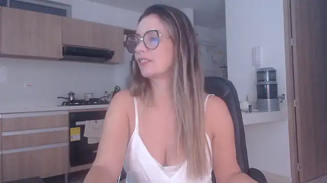 Snapshot of LovePaula chatting on 04.16.26 LovePaula online show from 04.16.26