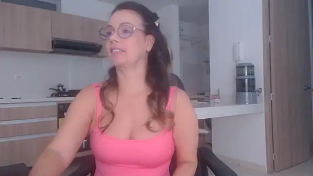Snapshot of LovePaula chatting on 06.21.26 LovePaula online show from 06.21.26