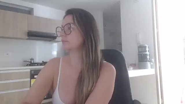 Snapshot of LovePaula chatting on 06.26.26 LovePaula online show from 06.26.26