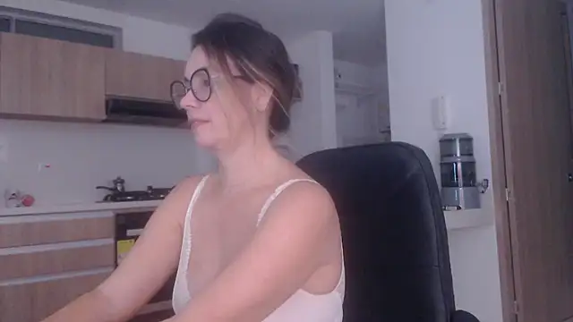 Snapshot of LovePaula chatting on 06.28.26 LovePaula online show from 06.28.26