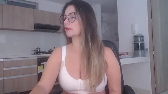Snapshot of LovePaula chatting on 07.22.26 LovePaula online show from 07.22.26