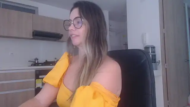 Snapshot of LovePaula chatting on 07.25.26 LovePaula online show from 07.25.26