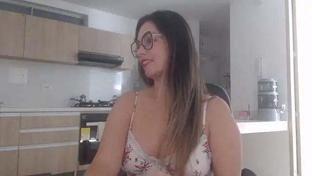 Snapshot of LovePaula chatting on 07.31.26 LovePaula online show from 07.31.26