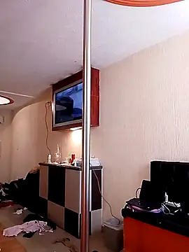 Snapshot of transreyna chatting on 03.18.25 transreyna online show from 03.18.25