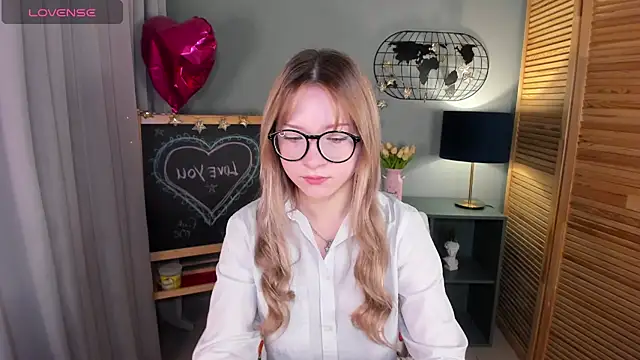 Snapshot of elliupp chatting on 10.05.25 elliupp online show from 10.05.25