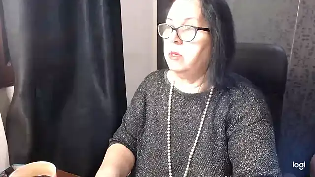 Snapshot of MissSanjanne chatting on 11.18.25 MissSanjanne online show from 11.18.25