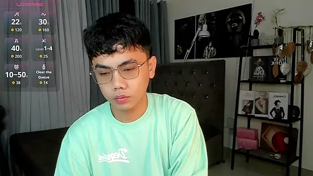 Snapshot of JuliuswildCock chatting on 10.05.25 JuliuswildCock online show from 10.05.25