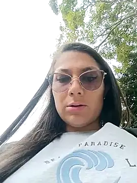 Mia-love-03 online show from 10.05.25